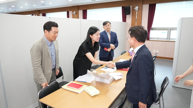 ▲ 육동한 춘천시장이 19일 민선9기 강원특별자치도지사직 인수위원회를 방문해 김헌영 위원장과 환담을 나누고 인수위원회 관계자들을 격려했다. ⓒ춘천시