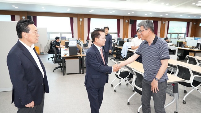 ▲ 육동한 춘천시장이 19일 민선9기 강원특별자치도지사직 인수위원회를 방문해 김헌영 위원장과 환담을 나누고 인수위원회 관계자들을 격려했다. ⓒ춘천시