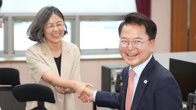 ▲ 육동한 춘천시장이 19일 민선9기 강원특별자치도지사직 인수위원회를 방문해 김헌영 위원장과 환담을 나누고 인수위원회 관계자들을 격려했다. ⓒ춘천시