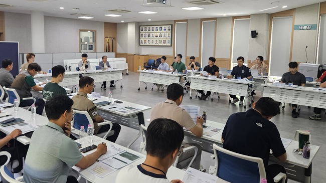 ▲ 참석자들은 올해 봄철 산불대응 과정에서 나타난 우수사례와 개선 필요 사항을 공유하고, 드론을 활용한 산불 감시·정찰 확대, 산불진화장비 운용 효율화, 실전형 교육훈련 체계 구축, 산림재난대응팀 역할 확대 및 업무 표준화 방안 등을 중점적으로 논의했다. ⓒ북부지방산림청