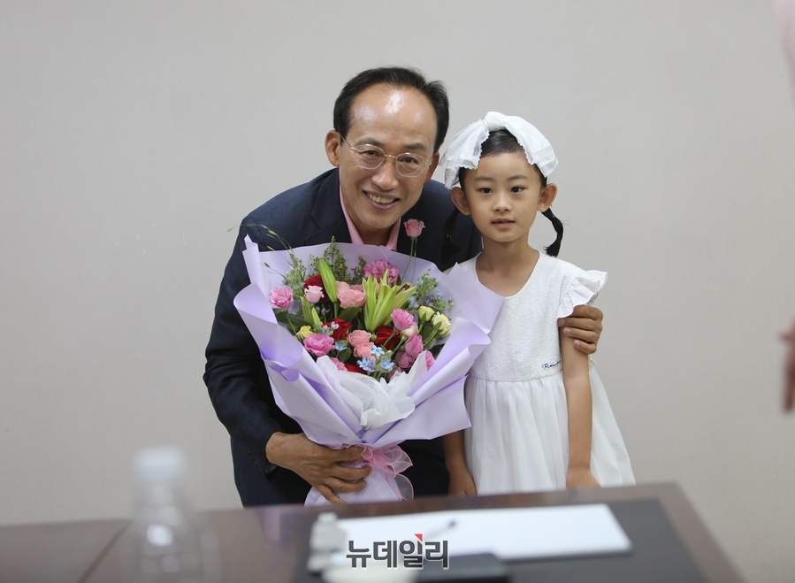 ▲ 초등학생 어린이가 서문시장 상인연합회와 간담회를 하기 전 추경호 당선인에게 꽃다발을 주고 있다.ⓒ뉴데일리