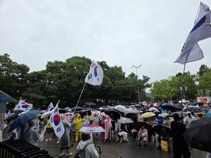 ▲ 20일 오후 서울 송파구 올림픽공원 핸드볼경기장 앞에서 집회에 참석한 시민들이 태극기를 흔들고 있다. ⓒ노유지 기자