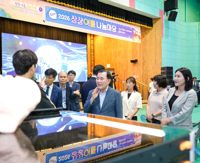 ▲ 김지철 충남교육감이 20일 태안군민체육관에서 열린 ‘2026 상상이룸 나눔마당(5권역)’ 체험 부스를 둘러보며 학생들과 소통하고 있다.@충남교육청