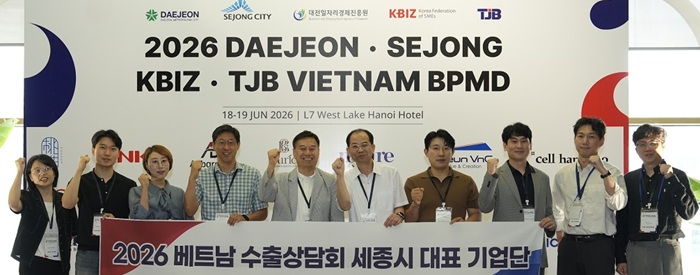 ▲ 베트남 하노이에서 열린 '2026 대전·세종 비즈니스 매칭데이'에 참가한 세종시 대표 기업단이 기념촬영을 하고 있다.ⓒ세종시
