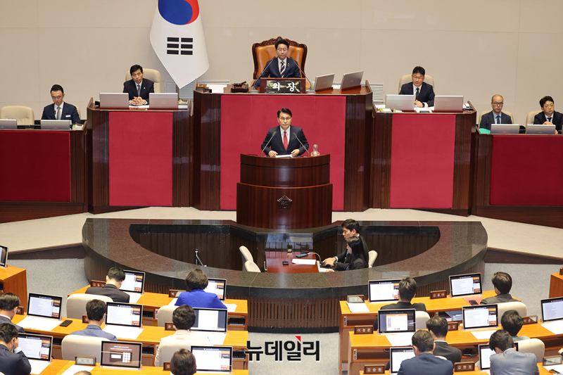 ▲ 윤상현 지방선거 국조특위 위원장이 지난 18일 국회에서 열린 본회의에서 제9회 전국동시지방선거 투표용지 부족사태 등 국민참정권 침해 진상규명 및 선거관리 개혁을 위한 국정조사계획서 승인의 건에 대한 설명을 하고 있다. ⓒ이종현 기자
