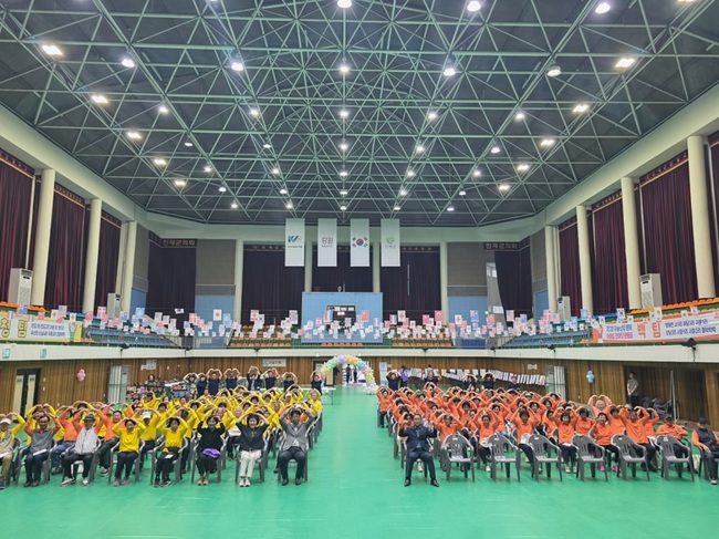 ▲ 강원 인제군(군수 최상기)이 지난 20일 인제실내체육관에서 관내 14개 경로당 문해교육 학습자와 초등·중학 학력인정 과정 학습자 등 160여 명이 참석한 가운데 '제7회 위풍당당 문해 어울림 한마당 운동회'를 개최했다. ⓒ양양군