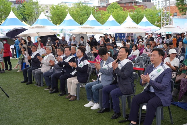 ▲ 육동한 춘천시장이 지난 20일 강원한우 행사장을 찾아 판매부스와 체험 프로그램 운영 현장을 둘러보고 관계자들을 격려했다. 제5회 강원한우데이는 강원한우 소비 촉진과 지역 축산업 활성화를 위해 21일까지 시청광장에서 열린다. ⓒ춘천시