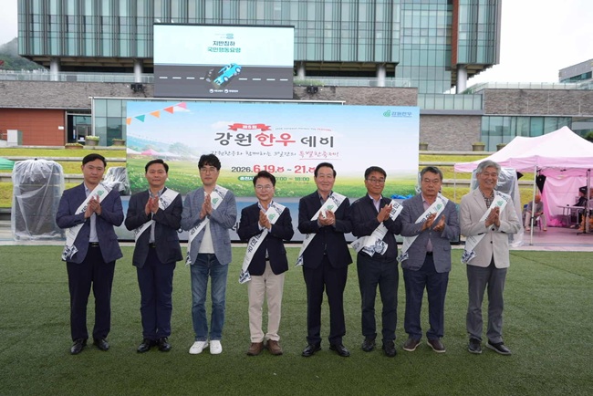 ▲ 육동한 춘천시장이 지난 20일 강원한우 행사장을 찾아 판매부스와 체험 프로그램 운영 현장을 둘러보고 관계자들을 격려했다. 제5회 강원한우데이는 강원한우 소비 촉진과 지역 축산업 활성화를 위해 21일까지 시청광장에서 열린다. ⓒ춘천시