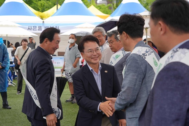 ▲ 육동한 춘천시장이 지난 20일 강원한우 행사장을 찾아 판매부스와 체험 프로그램 운영 현장을 둘러보고 관계자들을 격려했다. 제5회 강원한우데이는 강원한우 소비 촉진과 지역 축산업 활성화를 위해 21일까지 시청광장에서 열린다. ⓒ춘천시