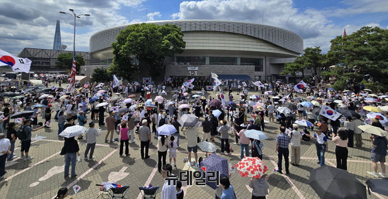 [영상] 주말맞아 붐비는 잠실개표소 참정권 시위 현장