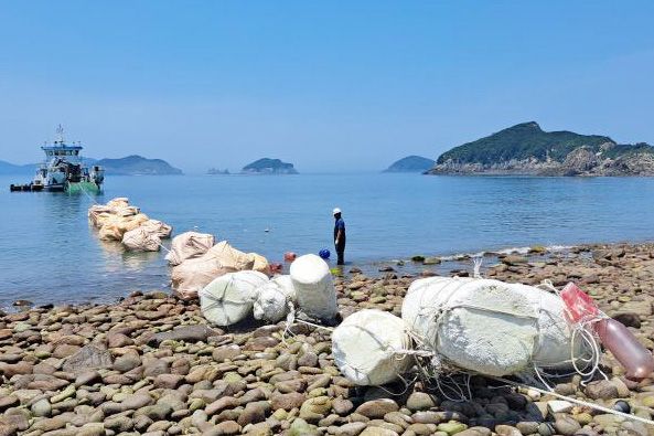 ▲ 해양쓰레기 전담 수거선인 ‘옹진청정호’가 최근 덕적면 일대 해변에서 정화작업을 하고 있다. ⓒ 옹진군 제공