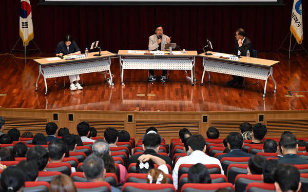 ▲ 박찬대(가운데) 인천시장 당선인이 20일 타운홀 미팅에서 참석자들의 질의에 답변하고 있다. ⓒ 박찬대 당선인 인수위 제공