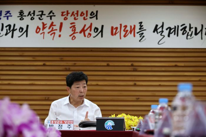 ▲ 박정주 홍성군수 당선인이 민선 9기 공약사업 검토회의에서 공약 이행 방향과 핵심 사업 추진 전략을 설명하고 있다. 홍성군은 154개 공약에 대한 1차 검토를 마치고 세부 실천계획 수립에 착수했다.ⓒ홍성군