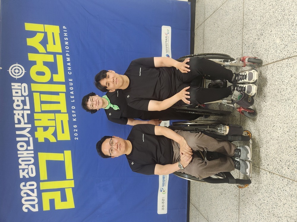 ▲ 광주광역시청 장애인사격팀 박승우는 ‘2026 창원장애인사격세계선수권대회’와 ‘2026 아이치‧나고야 아시아패러게임’ 국가대표로 선발_(앞줄왼쪽부터) 김근수 광주광역시청 장애인사격팀 감독, 박승우 선수, (뒷줄) 류영희 로더ⓒ광주광역시장애인체육회 제공