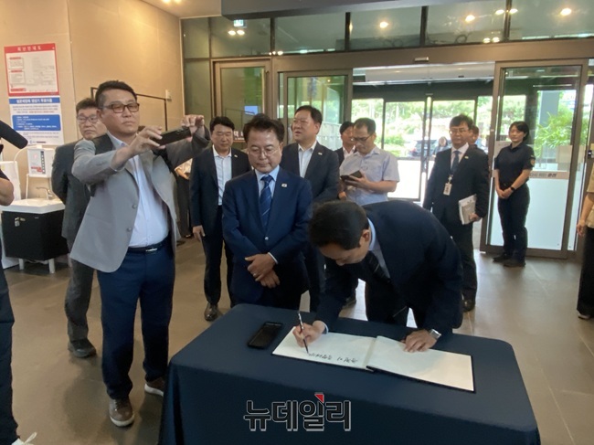 ▲ 우상호 강원특별자치도지사 당선인이 22일 오전 10시 육동한 춘천시장과 협력방안·주요 현안 논의를 위해 춘천시청을 방문했다. ⓒ이달수기자