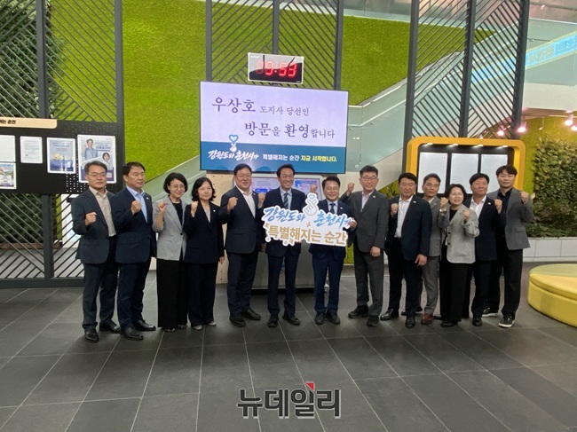 ▲ 우상호 강원특별자치도지사 당선인이 22일 오전 10시 육동한 춘천시장과 협력방안·주요 현안 논의를 위해 춘천시청을 방문했다. ⓒ이달수기자