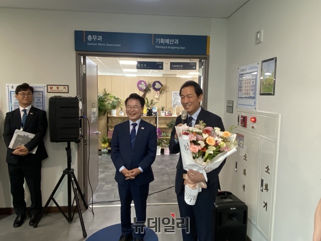▲ 우상호 강원특별자치도지사 당선인이 22일 오전 10시 육동한 춘천시장과 협력방안·주요 현안 논의를 위해 춘천시청을 방문했다. 직원들이 우 당선인 방문을 축하하는 가운데, 우 당선인은 