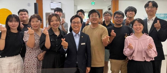 ▲ 윤용근 국회의원(가운데)이 21일 공주청년센터에서 열린 청년 간담회에 참석해 지역 청년들과 기념촬영을 하고 있다.ⓒ의원 사무실