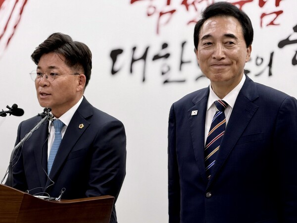 ▲ 박수현 충청남도지사 당선인(오른쪽)이 지난 8일 충남도청에서 김민수 비서실장 내정자를 소개하고 있다.ⓒ충남도청기자협의회
