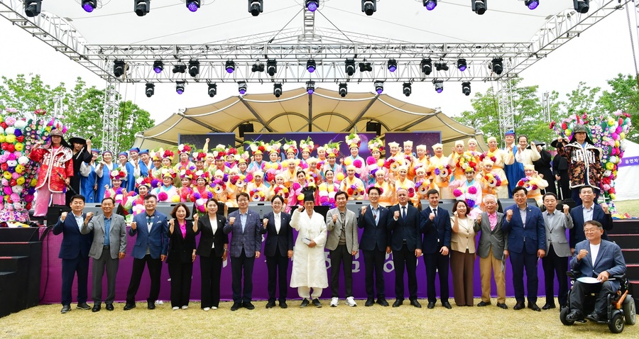 ▲ 올해 가장 눈길을 끈 장면은 새롭게 도입된 디지털 콘텐츠였다. 한장군 설화와 여원무 이야기를 영상 기술로 표현한 VR 드로잉 공연은 젊은 관람객들의 관심을 끌었고, 해가 진 뒤 시작된 LED 댄스 공연과 유등 전시는 낮과는 또 다른 분위기를 연출했다.ⓒ경산시