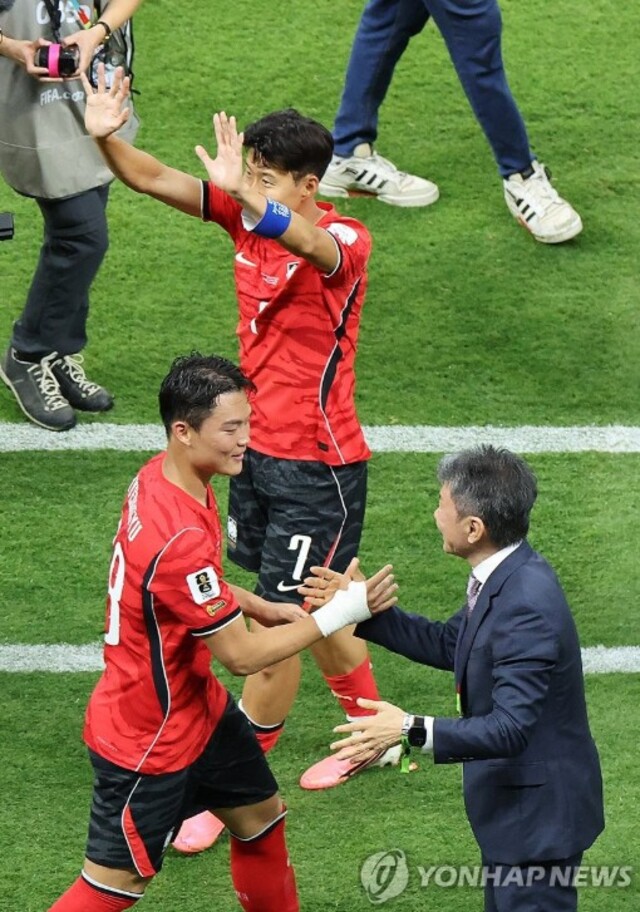 ▲ 11일(현지시간) 멕시코 사포판 과달라하라 스타디움에서 열린 2026 북중미 월드컵 A조 1차전 한국과 체코의 경기 장면. 역전골을 넣으며 팀을 승리로 이끈 오현규가 정몽규 축구협회장의 축하를 받고 있다. ⓒ연합뉴스
