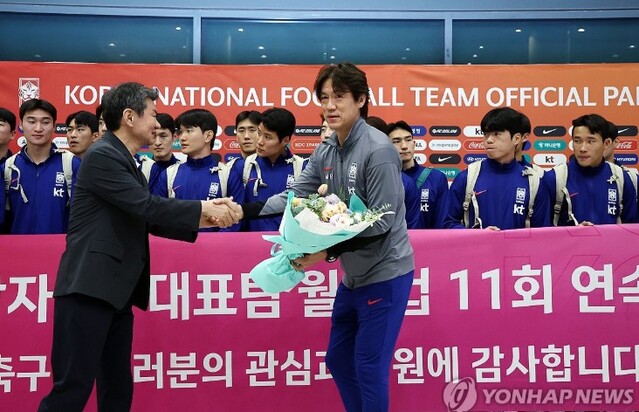 ▲ 이라크 원정 경기에서 승리해 북중미 월드컵 본선 진출에 성공한 홍명보 대한민국 축구 대표팀 감독이 지난해 6월 6일 인천국제공항을 통해 귀국, 정몽규 대한축구협회장으로부터 꽃다발을 받고 있다. ⓒ연합뉴스