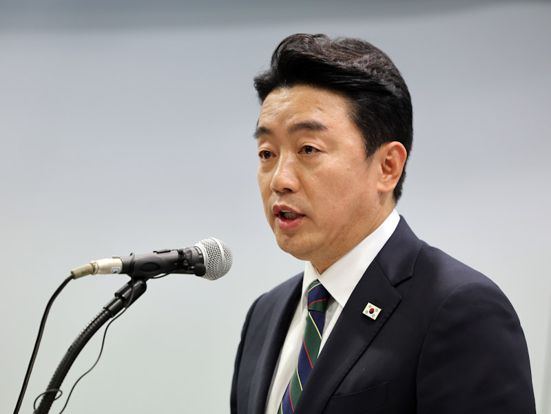 ▲ 강훈식 대통령 비서실장이 지난 15일 오후 서울 마포구 연세대학교 김대중도서관에서 열린 '6·15남북정상회담 26주년 기념식 및 특별강연'에서 이재명 대통령의 축사를 대독하는 모습. ⓒ뉴시스