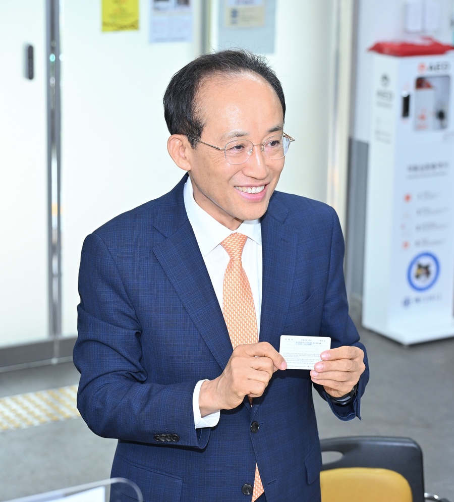 ▲ 추경호 대구시장 당선인이 22일 오후 달성군 화원에서 북구 침산2동으로 이사를 하고 침산2동 행정복지센터에서 전입신고를 마쳤다.ⓒ추경호 대구시장직 인수위