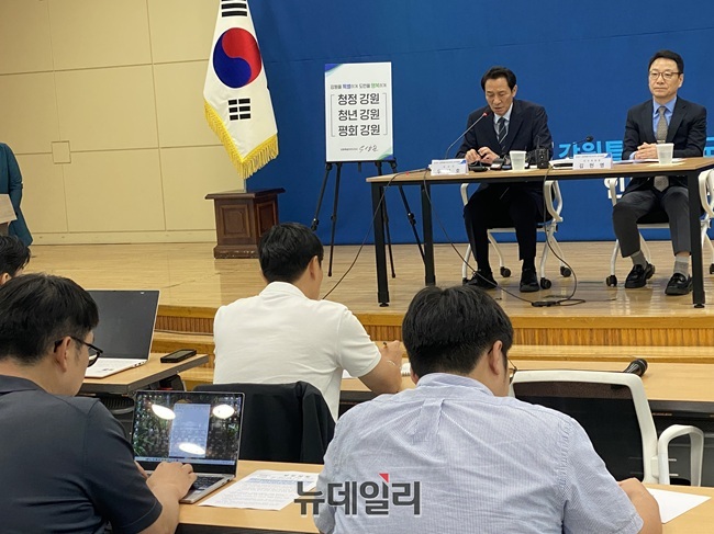▲ 우상호 당선인과 김헌영 강원특별자치도지사직 인수위원장은 22일 도청 별관 인수위원회 사무실에서 기자간담회를 열고 민선9기 도정의 비전과 철학을 담은 도정구호와 도정방침을 발표했다. ⓒ이달수기자