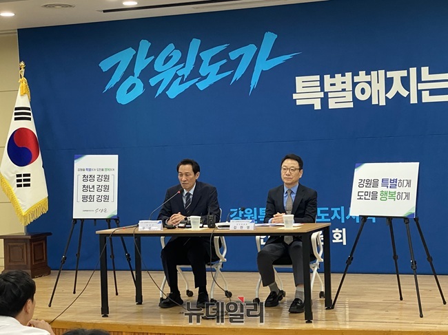 ▲ 우상호 당선인과 김헌영 강원특별자치도지사직 인수위원장은 22일 도청 별관 인수위원회 사무실에서 기자간담회를 열고 민선9기 도정의 비전과 철학을 담은 도정구호와 도정방침을 발표했다. ⓒ이달수기자