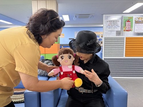 ▲ 단양군이 돌봄이 필요한 어르신들에게 '돌봄로봇 초롱이'를 보급, 사용법을 설명하고 있다.ⓒ단양군 제공
