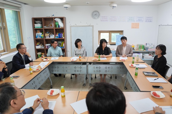 ▲ 강삼영 강원특별자치도교육감 당선인이 22일 인수위원회 위원들과 함께 원주지역 교육 현안을 직접 점검하기 위한 첫 현장 방문에 나섰다. 이날 오후 1시 원주가정형Wee센터 숨길학교를 먼저 방문해 운영 현황을 점검했다. ⓒ강원특별자치도교육감인수위원회 제공