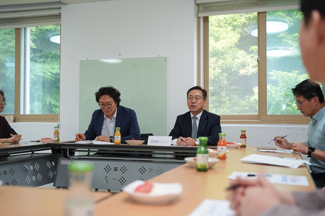 ▲ 원주가정형Wee센터는 가정·학교·개인적 어려움으로 위기를 겪는 중·고등학교 여학생들이 학업을 중단하지 않도록 돌봄·상담·치유·교육을 통합 지원하는 기숙형 대안교육기관이다. 이날 강삼영 당선인(사진 오른쪽)은 센터의 학생 지원 체계와 교육 프로그램 운영 현황을 살펴보고 인력과 시설 등 현장의 어려움을 청취했다. ⓒ강원특별자치도교육감인수위원회 제공