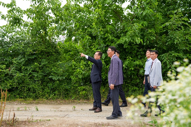 ▲ 강 당선인은 이어 오후 2시엔 원주 혁신도시 내 남자고등학교 설립 부지로 거론되고 있는 옛 종축장 부지를 방문했다. 강삼영 당선인은 현장을 직접 둘러보며 남자고등학교 설립을 위한 현실적 여건을 점검하고, 학생 통학 불편을 해소할 수 있는 구체적인 대안 마련에 나설 예정이다. ⓒ강원특별자치도교육감인수위원회 제공