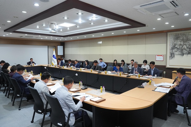 ▲ 강 당선인은 원주교육지원청을 방문해 통학문제를 포함한 지역 교육 현안을 청취하고 의견을 나눴다. ⓒ강원특별자치도교육감인수위원회 제공