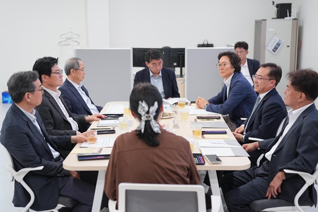 ▲ 이후 강 당선인은 구자열 원주시장 당선인과 만나 혁신도시 학생 통학 문제와 남자고등학교 설립 필요성 등 지역 교육 현안에 대해 협력 방안을 논의했다. 교육청과 지자체가 함께 풀어야 할 과제인 만큼 긴밀한 협력 체계 구축 방안도 함께 모색했다. ⓒ강원특별자치도교육감인수위원회 제공