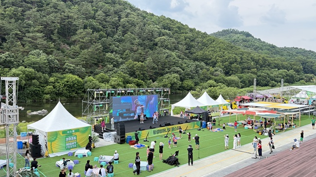 ▲ (재)횡성문화관광재단(대표이사 이재성)이 지난 19~20일 섬강둔치에서 개최한 '2026 횡성썸머나잇페스타'가 궂은 날씨 속에서도 약 2만 명의 방문객이 몰리며 성황리에 막을 내렸다. ⓒ횡성문화관광재단
