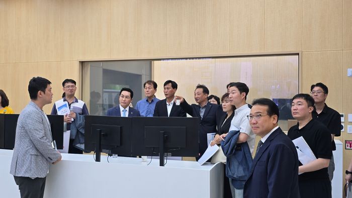 ▲ 김진규(가운데)검단구청장 당선인과 인수위원들이 공공시설 운영실태를 점검하고 있다. ⓒ 김진규 당선인 인수위원회 제공