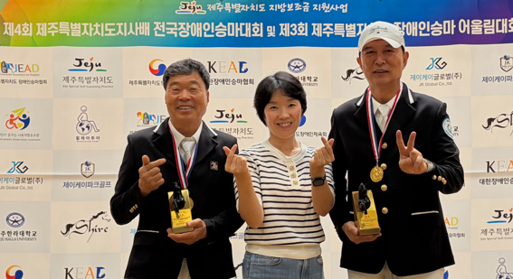 ▲ 지난 21일 제주한라대학교 승마장에서 열린 ‘제4회 제주특별자치도지사배 전국장애인승마대회 및 제3회 장애인승마 어울림대회’에서 금메달을 획득한 박정제 선수(왼쪽)와 이종하 선수(오른쪽)가 양혜정 세종시장애인승마협회장과 함께 기념촬영을 하고 있다.ⓒ세종시장애인체육회
