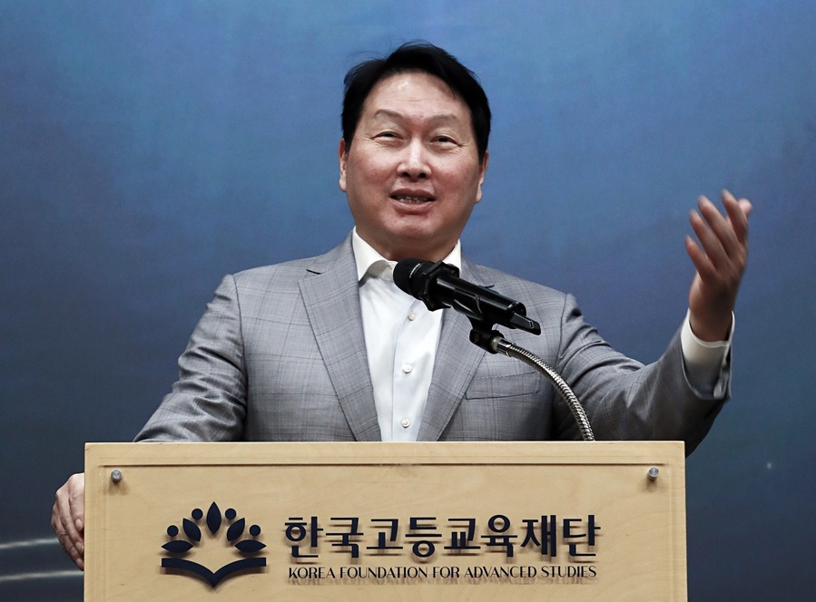 ▲ 최태원 SK회장 겸 한국고등교육재단 이사장이 22일 서울 강남구 한국고등교육재단(KFAS) 빌딩에서 열린 신진학자상·해외유학장학증서 수여식에서 격려인사를 하고 있다.ⓒSK