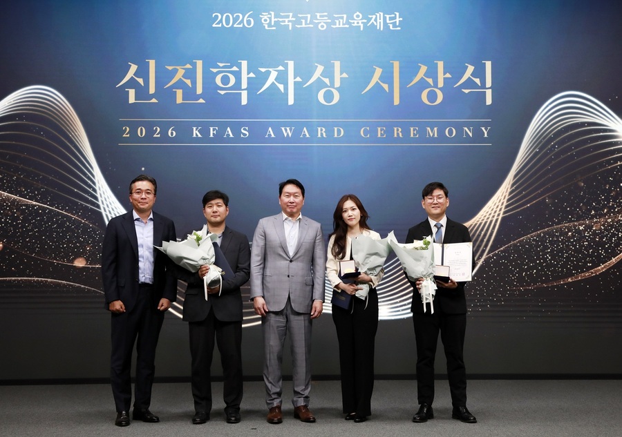 ▲ 최태원 SK회장 겸 한국고등교육재단 이사장이 22일 서울 강남구 한국고등교육재단(KFAS) 빌딩에서 열린 신진학자상 수상자들과 기념촬영을 하고 있다.ⓒSK