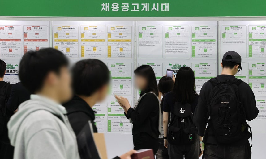 ▲ 지난달 19일 서울 aT센터에서 열린 '2026 환경산업 일자리 박람회'를 찾은 구직자들이 채용공고를 살펴보고 있는 모습. ⓒ연합뉴스