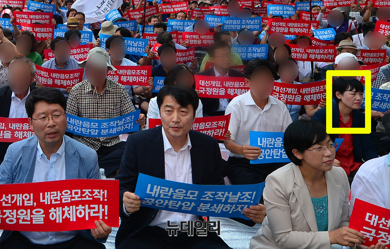 ▲ 김경자 대통령 사회수석비서관(오른쪽 동그라미)이 2013년 8월 31일 서울 내곡동 국정원 앞에서 국정원의 통합진보당 내란 음모 사건 수사에 반대하는 집회에 참석한 모습. 이석기(가운데), 이정희(오른쪽), 오병윤(왼쪽) 전 통합진보당 의원도 함께했다. ⓒ정상윤 기자