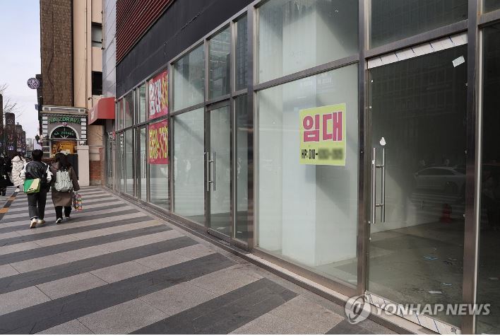 ▲ 강남대로 일대 상가에 임대 안내 현수막이 붙어 있는 모습.ⓒ연합뉴스