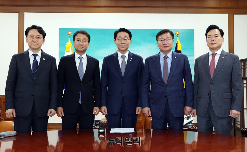 ▲ 조정식 국회의장 주재로 지난 22일 국회의장 집무실에서 한병도 더불어민주당 원내대표와 정점식 국민의힘 원내대표가 회동하는 모습. ⓒ이종현 기자