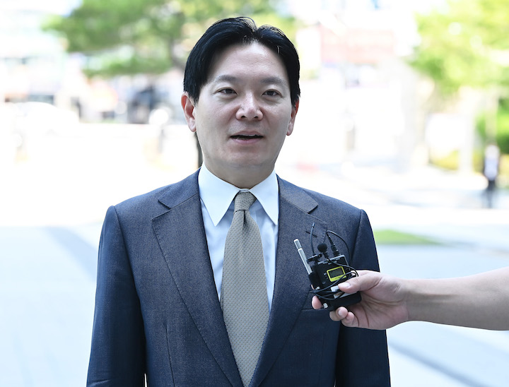 ▲ 박상용 인천지검 부부장검사가 지난 16일 경기 수원시 영통구 수원지방법원에서 열린 이화영 전 경기도 평화부지사의 '연어 술파티' 의혹과 관련한 국민참여재판 증인으로 출석하고 있다. ⓒ뉴시스