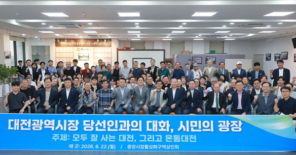 ▲ 허태정 대전시장 당선인이 22일 소상공인들을 만나 “골목상권과 전통시장이 살아야 대전경제가 살아난다”며 민생경제 회복 의지를 밝혔다.ⓒ 인수위