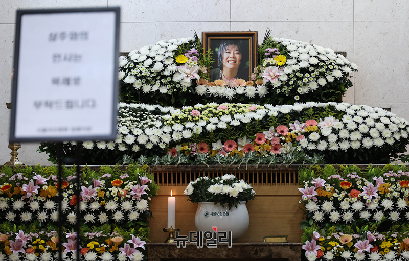 ▲ 가수 옥희(본명 김광숙)의 빈소가 21일 오후 서울 송파구 서울아산병원 장례식장 22호에 마련됐다. 옥희는 20일 오후 암 투병 끝에 별세했다. 발인은 24일, 장지는 분당홈추모공원이다. ⓒ정상윤 기자