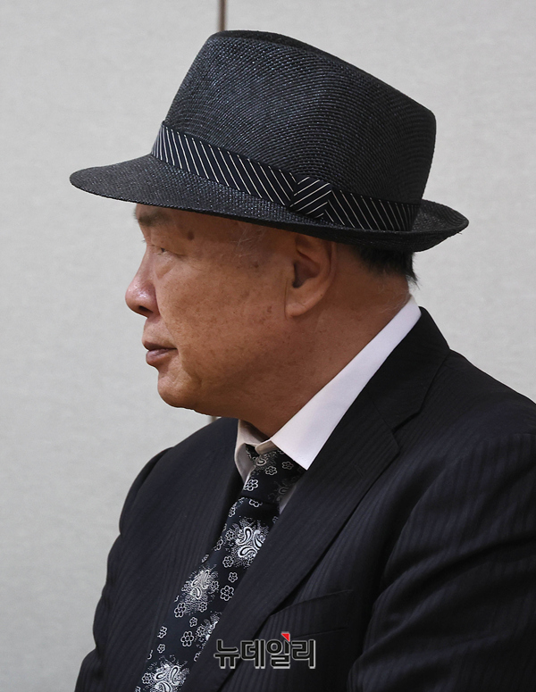 ▲ 가수 옥희(본명 김광숙)의 빈소가 21일 오후 서울 송파구 서울아산병원 장례식장 22호에 마련된 가운데 배우자 홍수환 씨가 빈소를 지키고 있다. 옥희는 20일 오후 암 투병 끝에 별세했다. 발인은 24일, 장지는 분당홈추모공원이다. ⓒ정상윤 기자