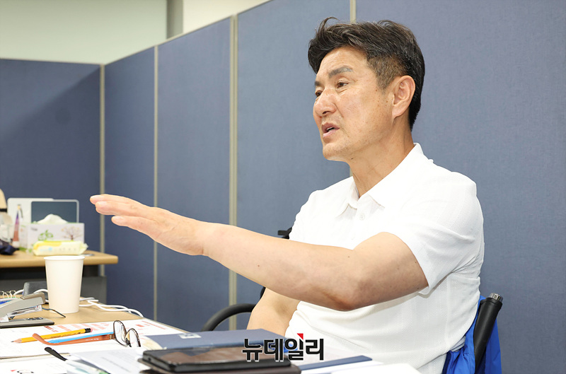 ▲ 김동욱 도봉구청장 당선인이 17일 뉴데일리와 만나 인터뷰를 하고 있다. ⓒ서성진 기자